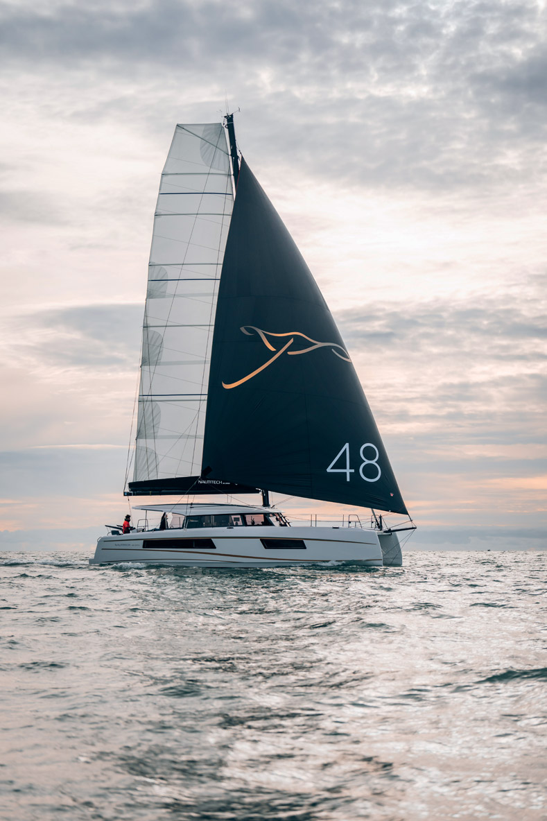 Même privé de génois à recouvrement, notre  Nautitech 48 Open accélère sans hésiter. Notez  le long redan de coque et les lignes nerveuses dessinées par le cabinet Lombard.