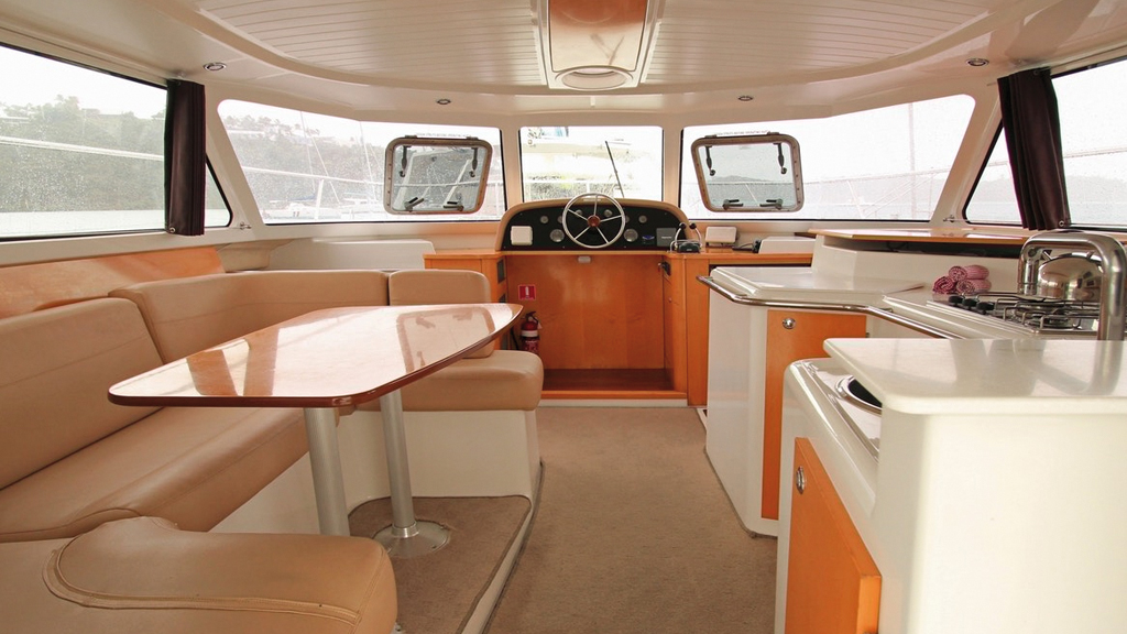 La coursive centrale en T distribue idéalement le carré, la cuisine, la timonerie. Tout est à portée de main, et la circulation est très aisée.