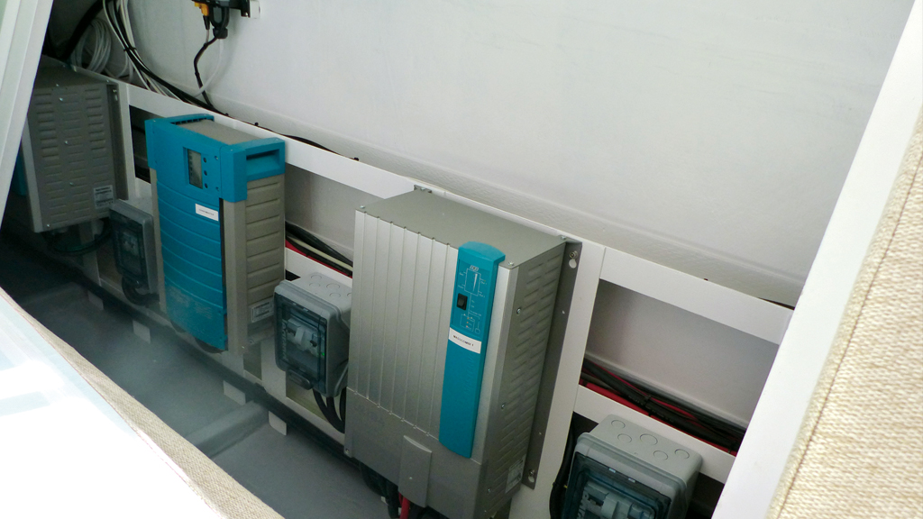 Pour recharger les batteries rapidement et pouvoir utiliser la puissance parfois avec des pics de consommation, une configuration bien adaptée est primordiale, comme ici avec ces deux chargeurs convertisseurs montés en série.