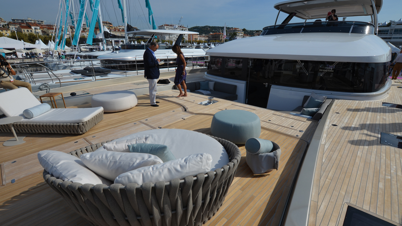 Le teck reste le matériau le plus élégant pour les unités de luxe. Sa noblesse et sa longévité en font le matériau préféré des chantiers renommés. Mais il est sensible aux UV, et exige une pose réalisée par un bon professionnel. 