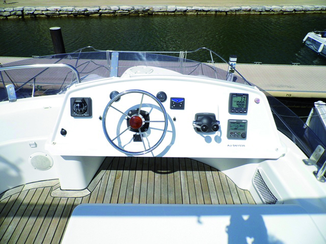 Le poste de pilotage du fly est super équipé, rien ne manque, et la vue sur le plan d’eau est très sécurisante quand on croise à plus de 15 nœuds…