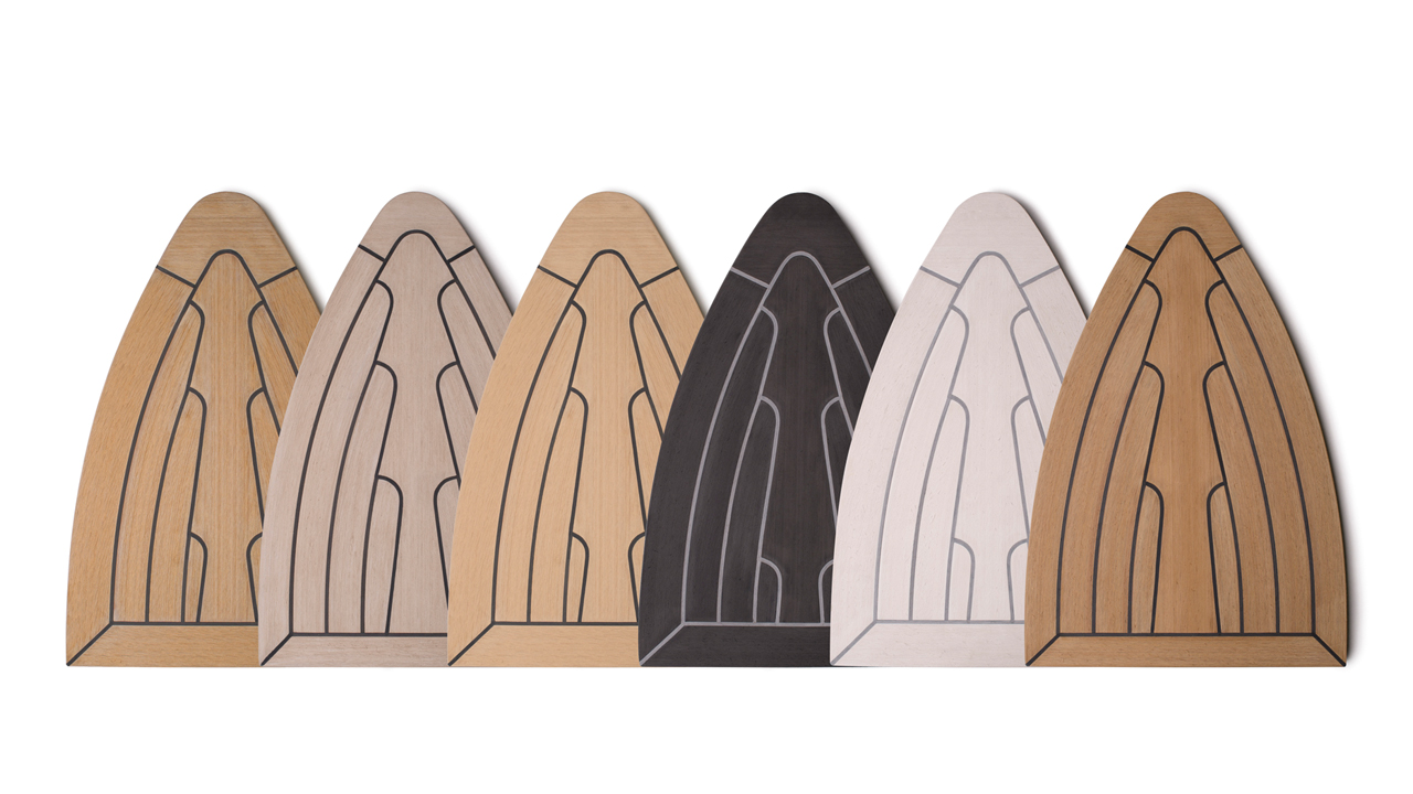 Le teck synthétique permet de disposer d’un vaste choix de coloris. On peut aussi faire dessiner son sigle sur mesure. Il est plus facile à entretenir et résiste mieux aux taches.