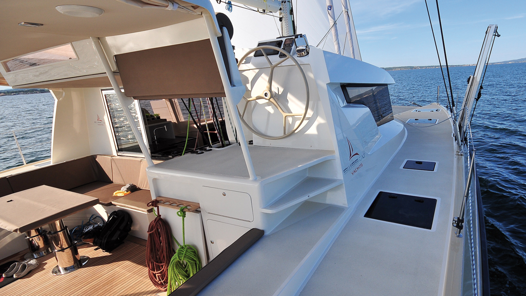 Capots flush, anti dérapant au grip remarquable et pont dépouillé ! La manœuvre des dérives s'effectue au moyen d'un line driver mécanique Antal positionné sur le support tubulaire composite. Une simple manivelle de winch permet de monter ou descendre