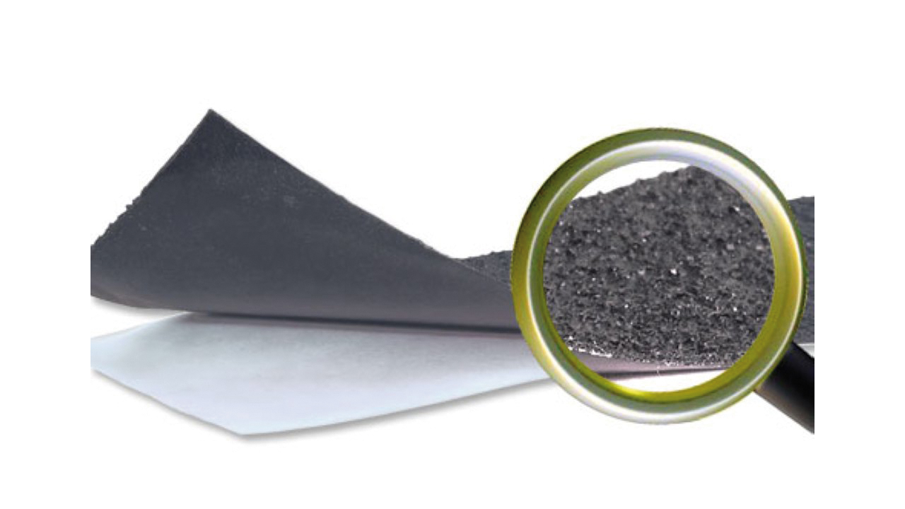 Les revêtements synthétiques composés de caoutchouc sont très souples et s’adaptent sur toutes formes de pont et de roof. Le choix de la peau extérieure permet d’avoir une surface douce pour marcher pieds nus, ou plus rustique pour une utilisation plus intensive. L’isolation phonique et thermique est excellente. 