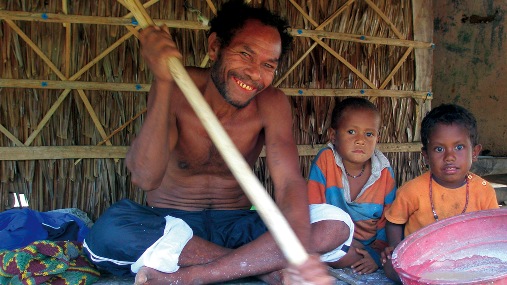 Aux Louisiades, les pères sont très impliqués dans l’éducation de leurs fils, qu’ils gardent le plus souvent auprès d’eux…