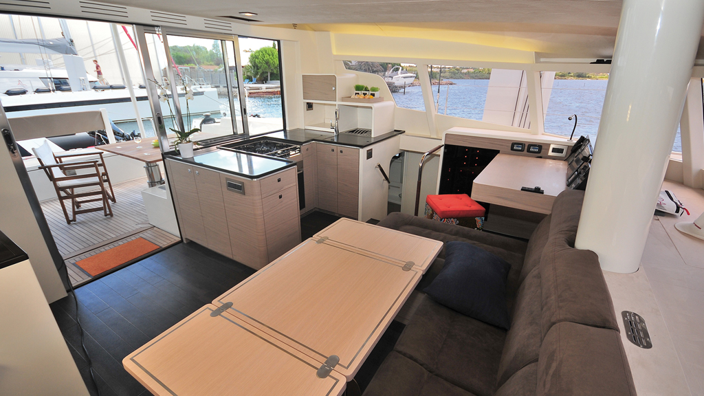 La qualité de la lumière intérieure est diffusée par des pare brises en verre fumé-trempé