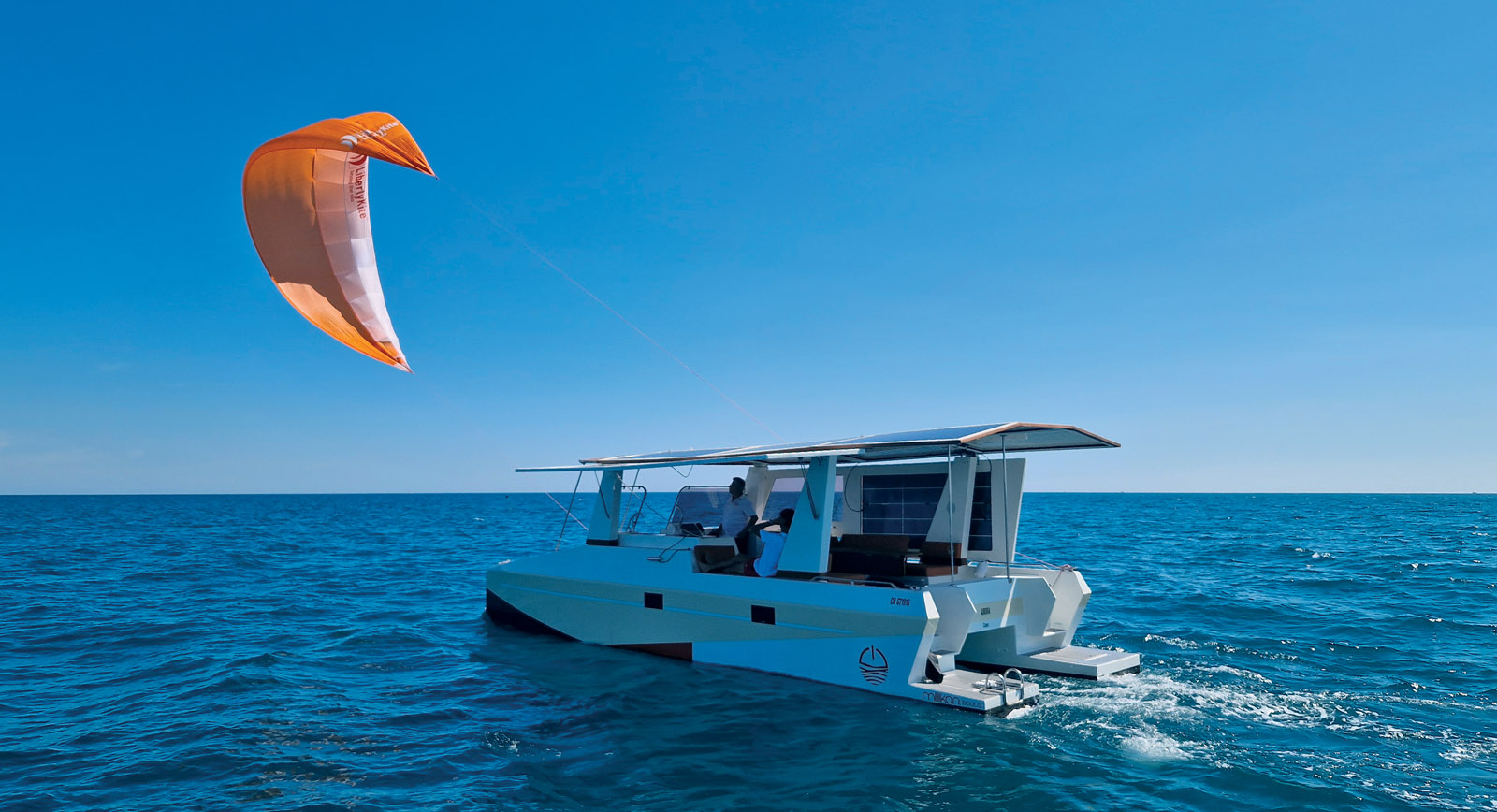 Grâce à leur faible traînée et à leur surface de pont XXL, les multicoques sont plus à même de tirer parti des nouvelles motorisations électriques que les monocoques.