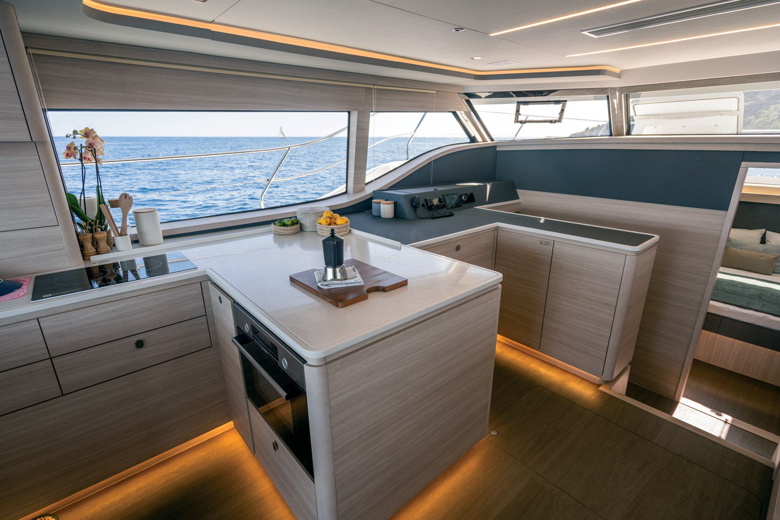 Ce coin table à cartes-bar peut être équipé en timonerie intérieure avec fauteuil réglable en hauteur. Une option intéressante pour ceux qui naviguent sous les hautes latitudes ou tout simplement l’hiver dans les zones au climat tempéré.