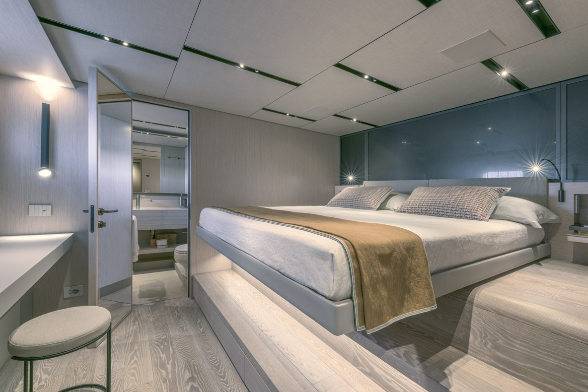 Les lits des cabines dans les coques sont rehaussés dans la nacelle afin de profiter d’un maximum de confort tout en conservant des coques relativement fines.