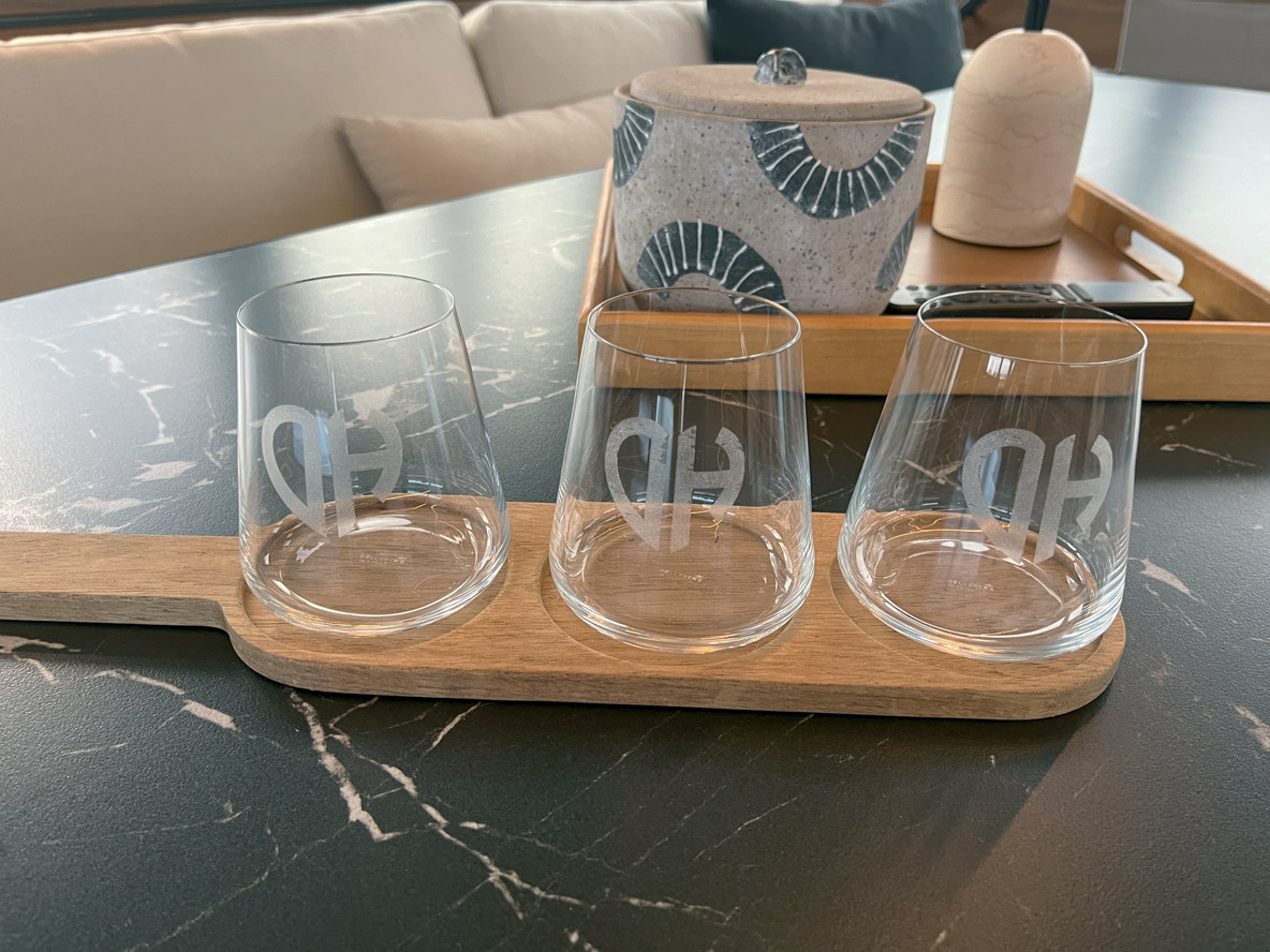 Le yachting de luxe se caractérisé par de multiples attentions de confort, à l’image de ces verres à l’effigie du navire…