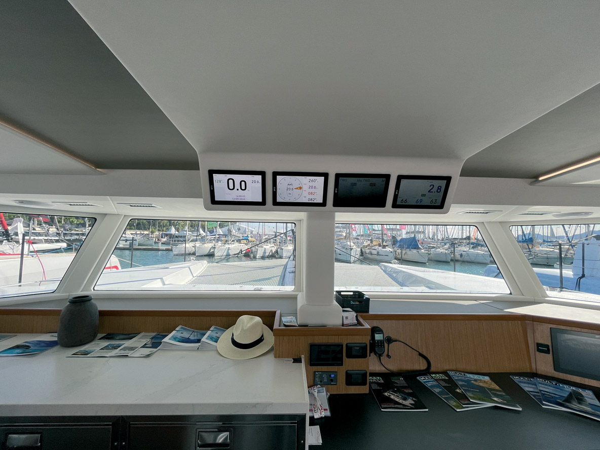 Nos Multicoques Mag sont bien en place sur cette table à cartes qui bénéficie d’une vue superbe ! Les hublots inversés ne laissent pas pénétrer le soleil quand les rayons sont proches de la verticale. Il manque peut-être un hublot zénithal pour surveiller les voiles.