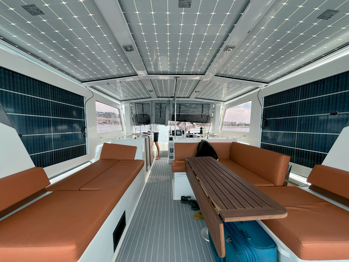 … et quand elles sont repliées, on est bien protégé des intempéries ! Notez les panneaux sur les faces intérieures, qui offrent un surcroît de puissance.