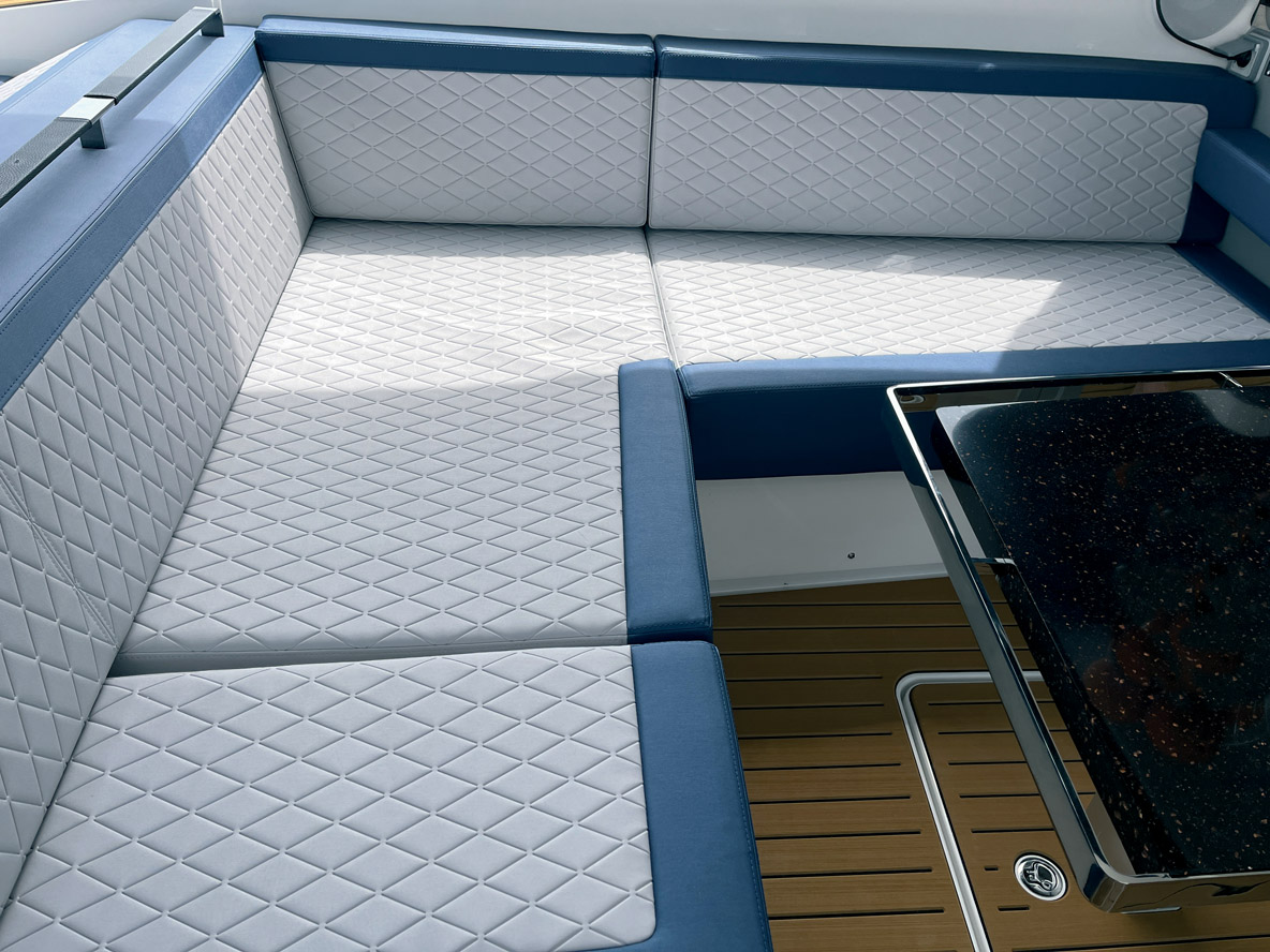 La sellerie à losange en Silvertex est de haute qualité et les coffres de rangement sont très vastes en dessous.