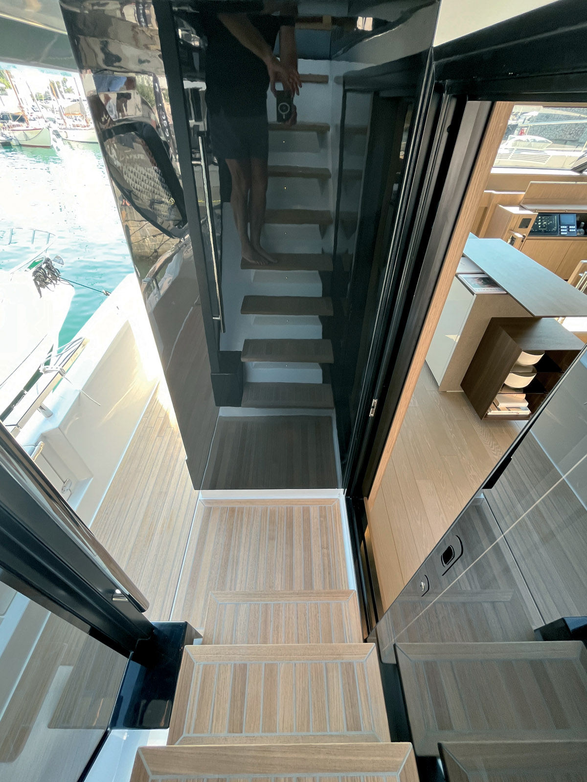 Le module escalier pour monter au flybridge ? Il est génial ! On s’y sent bien lors de tous les déplacements ; redescendre dans le sens de la marche est extrêmement sécurisant.