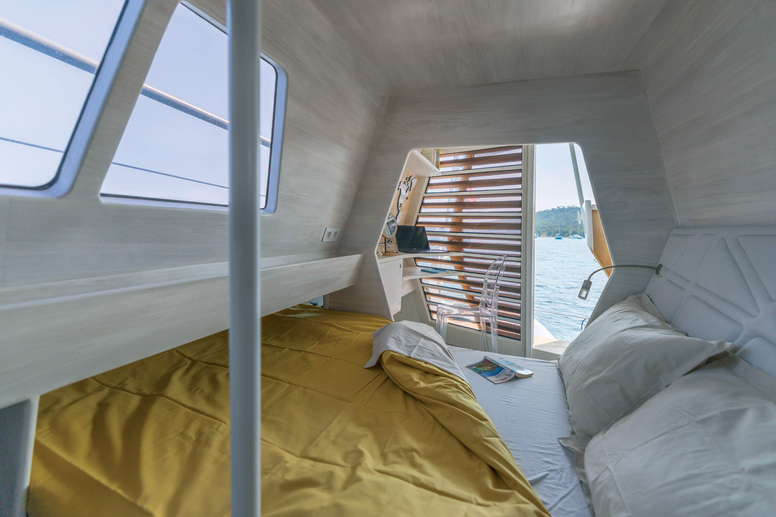 La cabine du Propriétaire, à double accès, est étudiée pour vivre à bord,  travailler, se reposer… avec vue imprenable sur le plan d’eau !