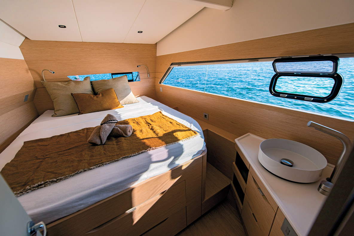 Les cabines sont bien moins spectaculaires que la zone de vie ; les lits offrent tout de même 1,60 mètre. Ils ne sont pas en îlot –  mis à part la découpe côté bordé pour les couchages arrière – en raison de la finesse des coques.