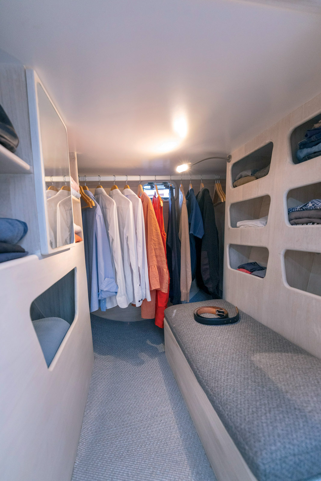 L’ensemble salle de bain/dressing est situé dans la coque en contrebas. Le dressing manque un peu de hauteur, car situé en dessous du lit.