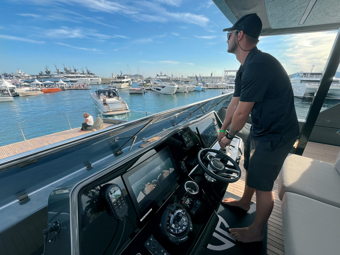 Le poste de barre sur le flybridge bénéficie d’une vue bien plongeante sur le plan d’eau. Les larges sofas permettent aux invités d’accompagner le pilote.