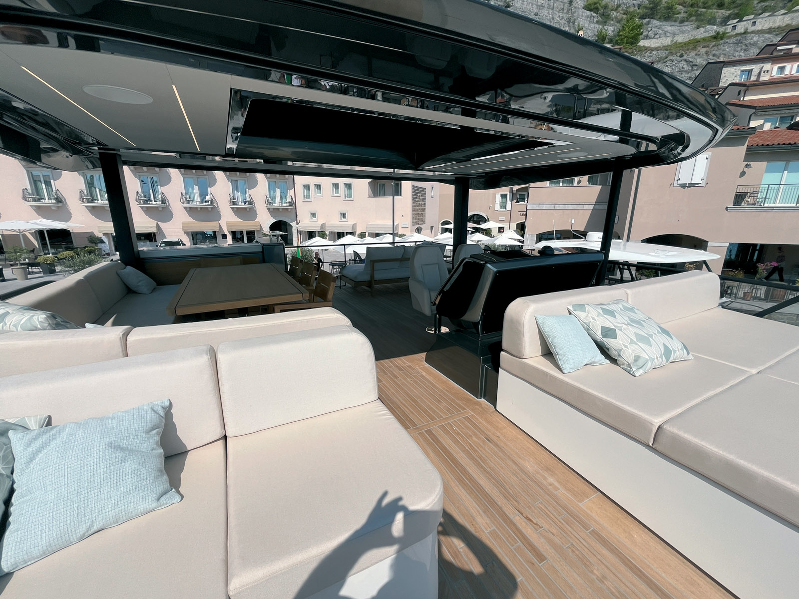 Le flybridge est bien organisé en trois zones distinctes. La grande table sous le hard-top est idéale pour des dîners sous les étoiles. Les bains de soleil à l’avant du flybridge sont spacieux et à l’abri des regards extérieurs – ils sont situés très haut sur l’eau.