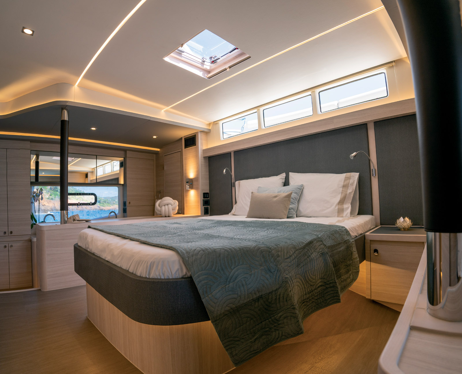 La cabine avant Propriétaire qui s’étend sur toute la largeur est spectaculaire. Les hublots au-dessus du lit apportent une lumière très agréable. 