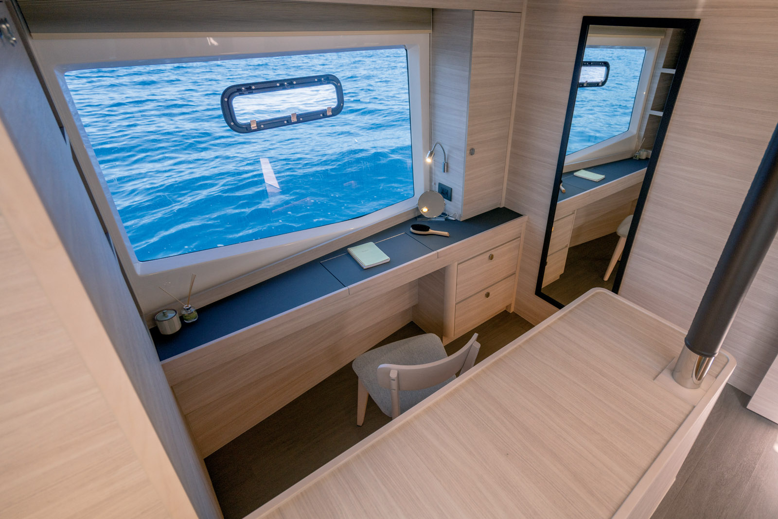 Le coin coiffeuse/bureau de la cabine Propriétaire peut être aménagé de différentes manières ; une cabine, accessible depuis la coursive, peut même y prendre place.