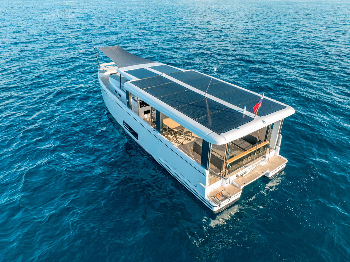 L’Island Cruising Boat, le concept boat monomaran présenté par le Groupe Bénéteau, est très proche du M.9, et plus encore du M.10, mais il lui manque l’estampille 100 % électrique !