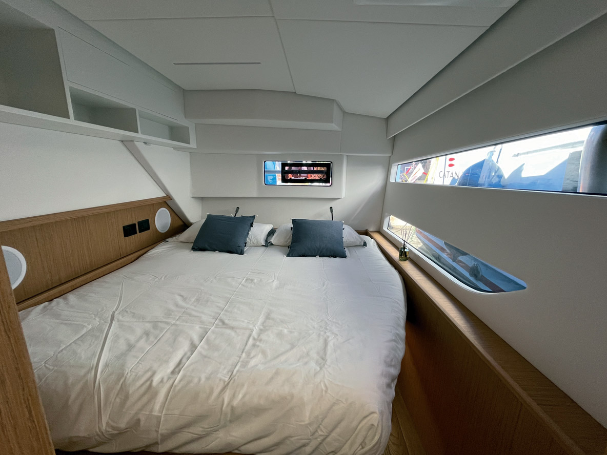 Le lit double des cabines arrière n’est pas en îlot à cause de l’étroitesse  des coques, mais les couchages peuvent tout de même faire  jusqu’à 1,80 m de large – selon la configuration retenue.