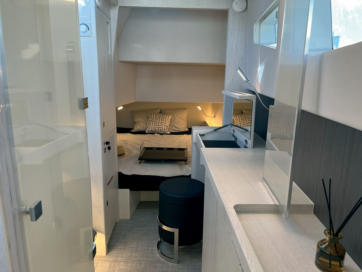 La cabine Propriétaire arrière est très lumineuse. On peut lui reprocher ce lit un peu encaissé, mais elle reste agréable avec son super dressing.