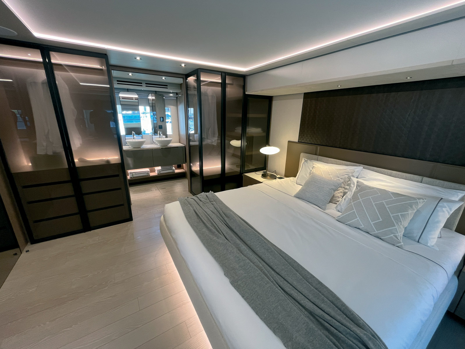 La cabine propriétaire sur toute la largeur est baignée de lumière et les vasques de salle de bains évoquent les prestations de yachts bien plus grands.