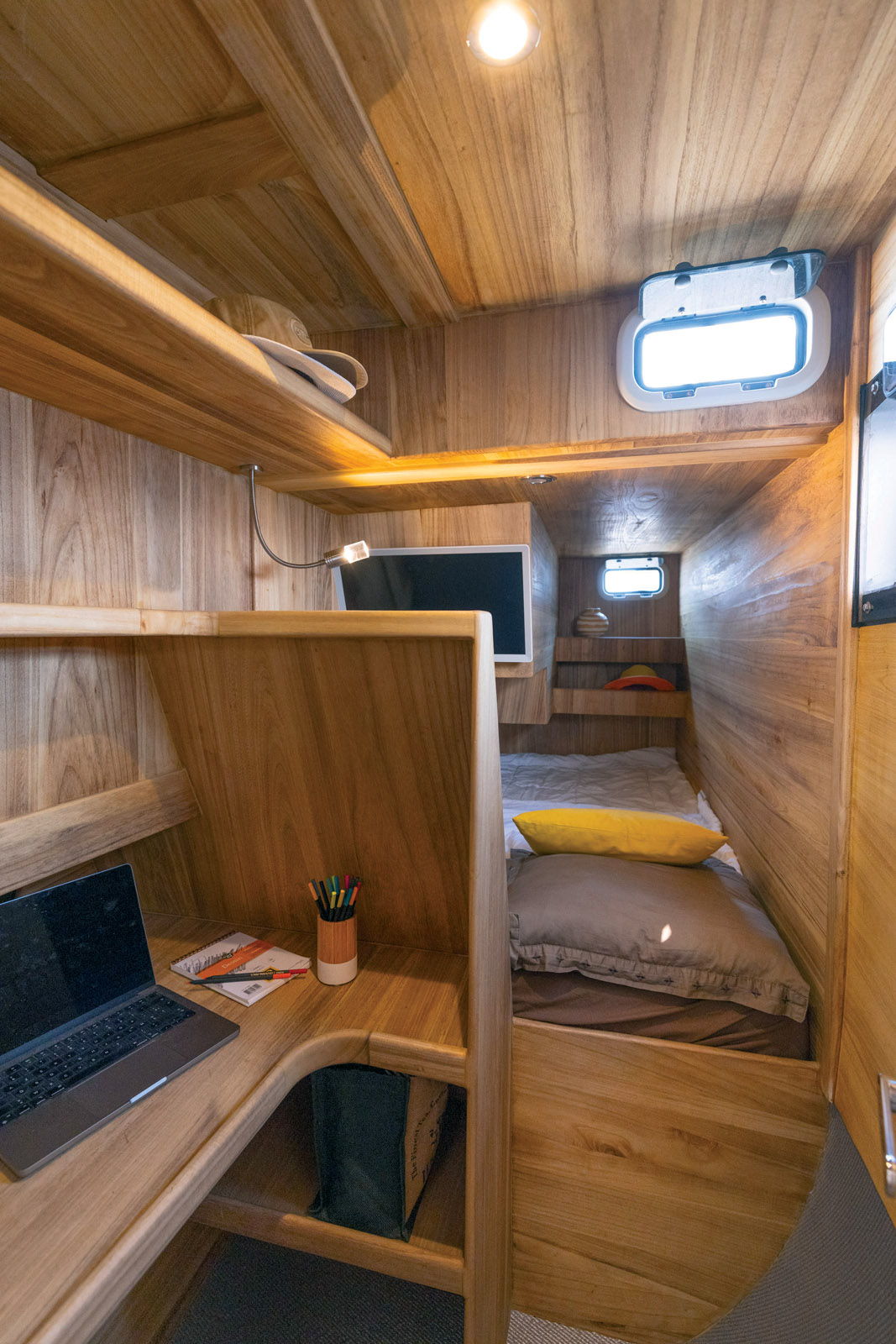 Une des cabines double invités est astucieusement aménagée avec bureau et console télévision.