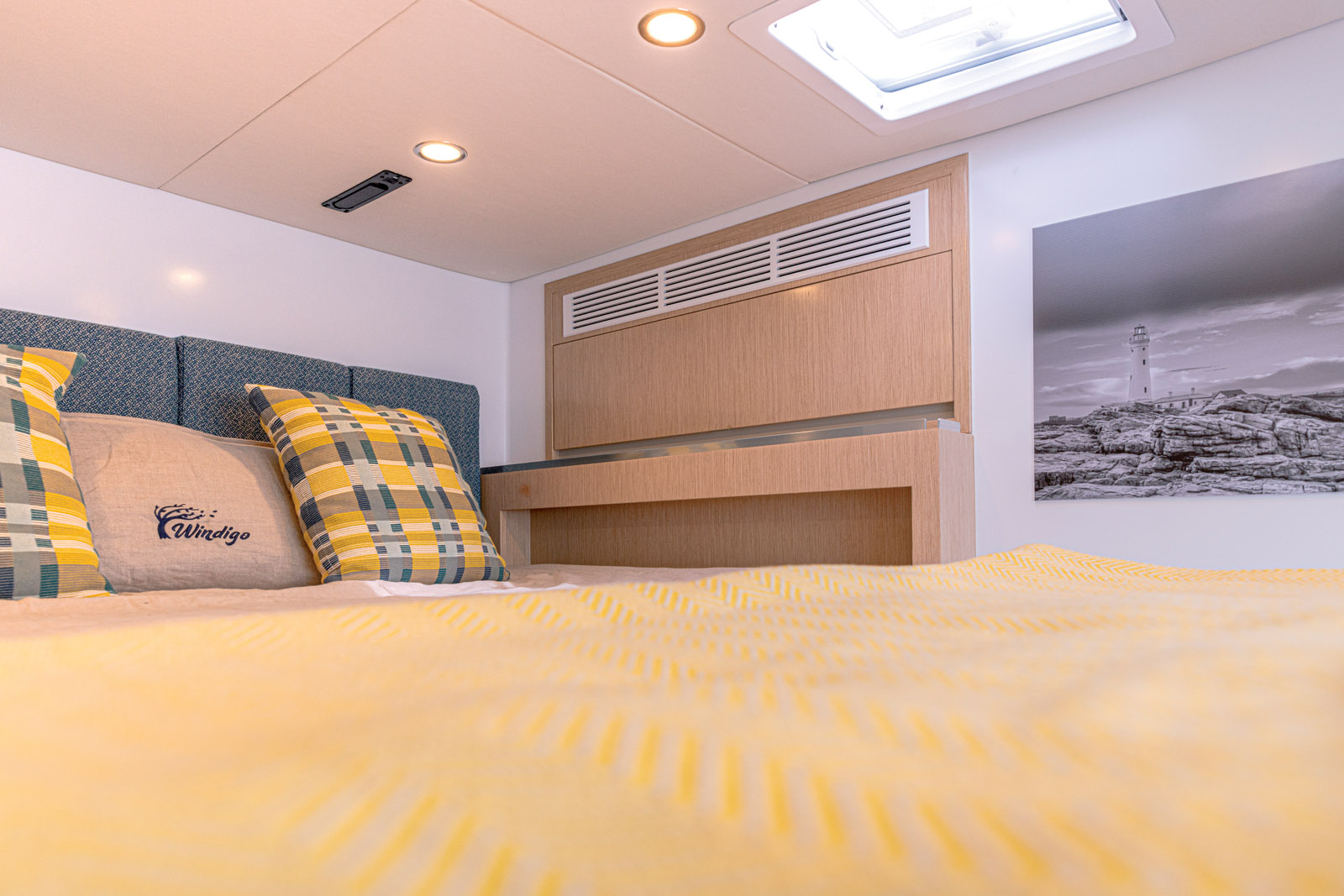 Les lits des cabines avant sont très hauts, car la nacelle elle-même est très haute sur l’eau. En revanche, on profite d’une vue sur la mer quand on y est installé.