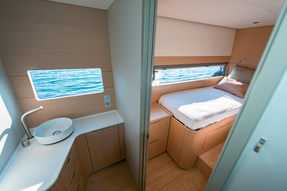 Les lits des cabines invités sont modulables en lits jumeaux. La clarté et la vision sur l’extérieur sont exceptionnels grâce à un long hublot de coque. Le coin toilettes en bas des descentes et la douche séparée sont bien pensés pour servir aux invités de la journée.