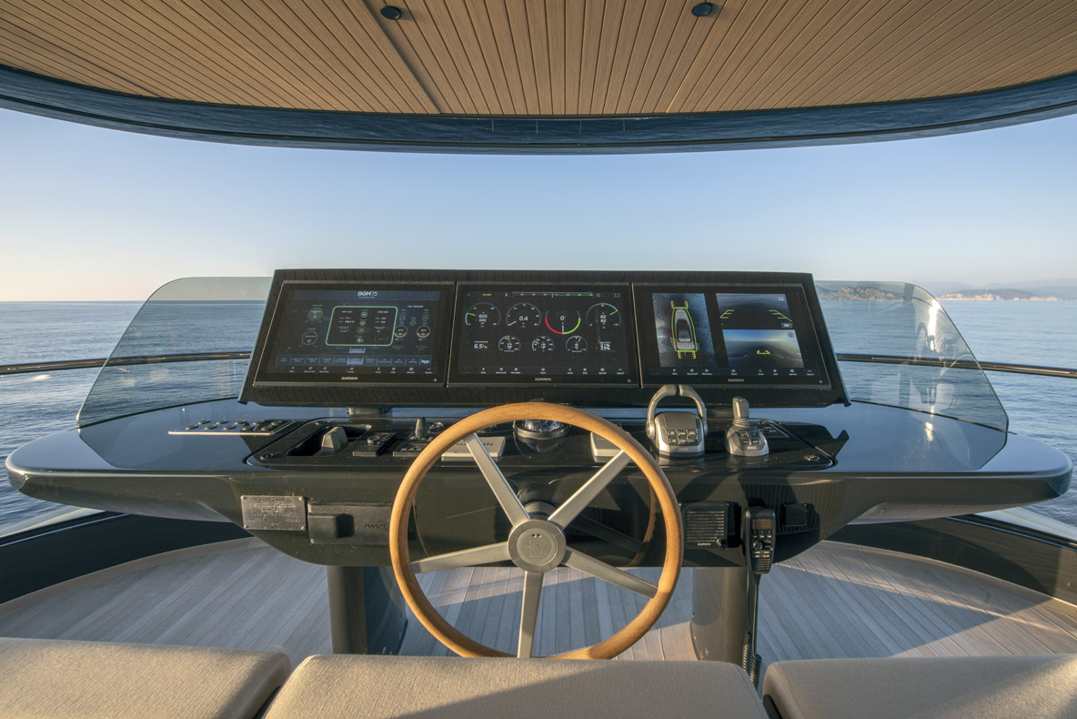 La console de pilotage au flybridge est très complète.