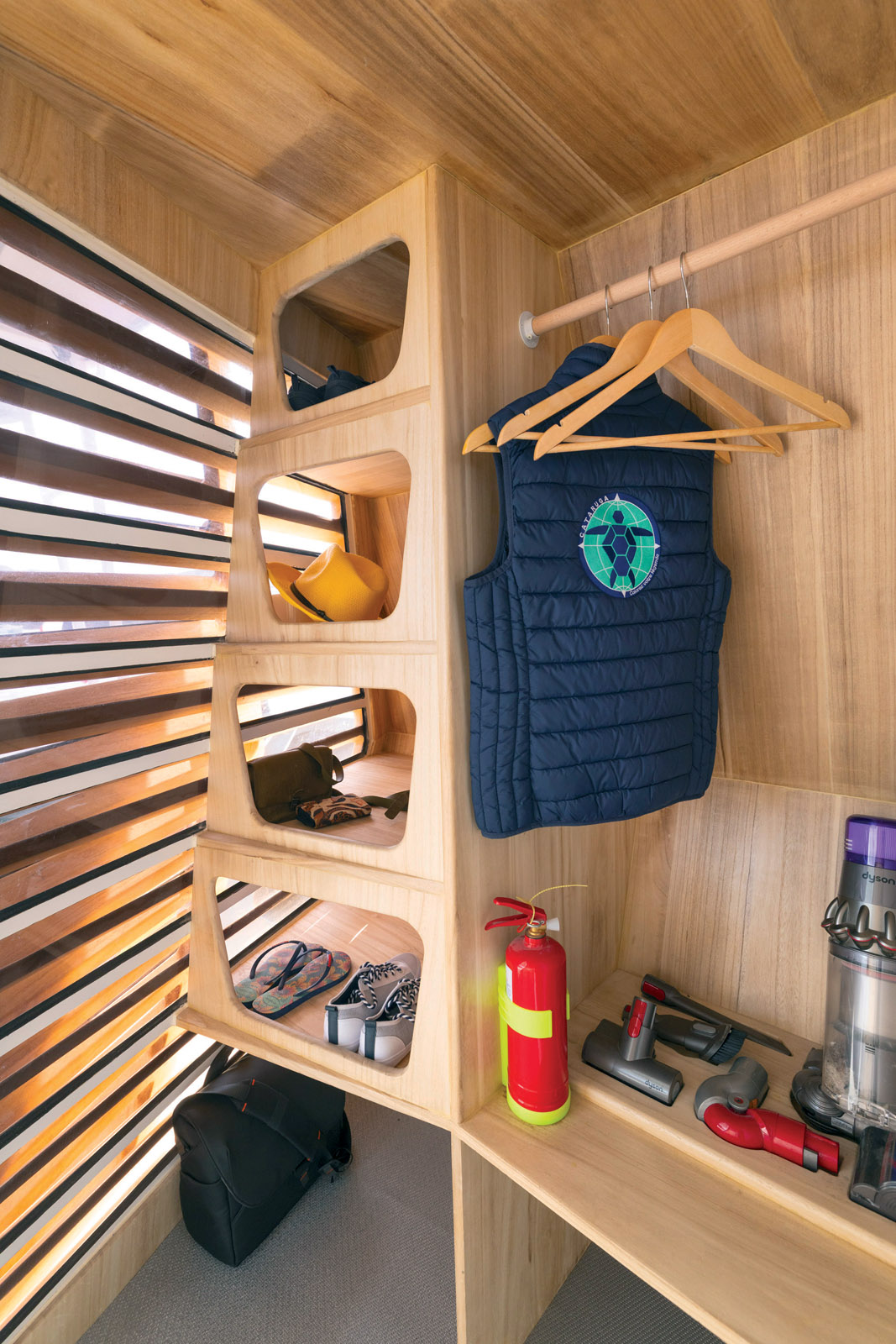 A l’entrée, depuis la jupe, une penderie permet de se dévêtir et de rentrer ensuite par la cuisine sans ouvrir la baie vitrée.