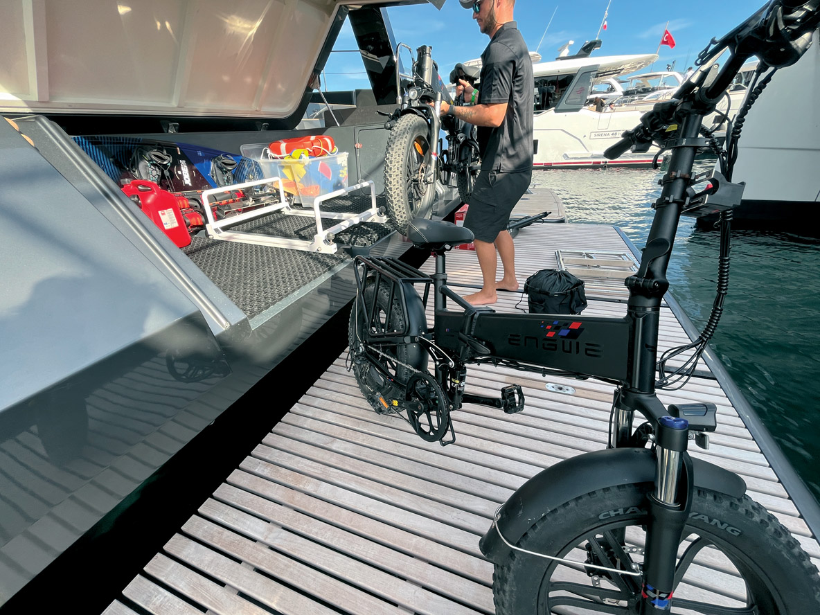 L’énorme soute arrière abrite tous les jouets du bord, comme ces vélos électriques à pneus ballons.