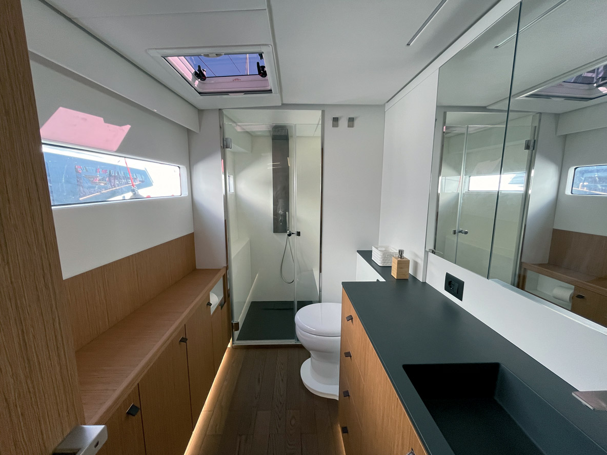 La salle de bains de la cabine Propriétaire est hyper spacieuse – mais également extrêmement chic.