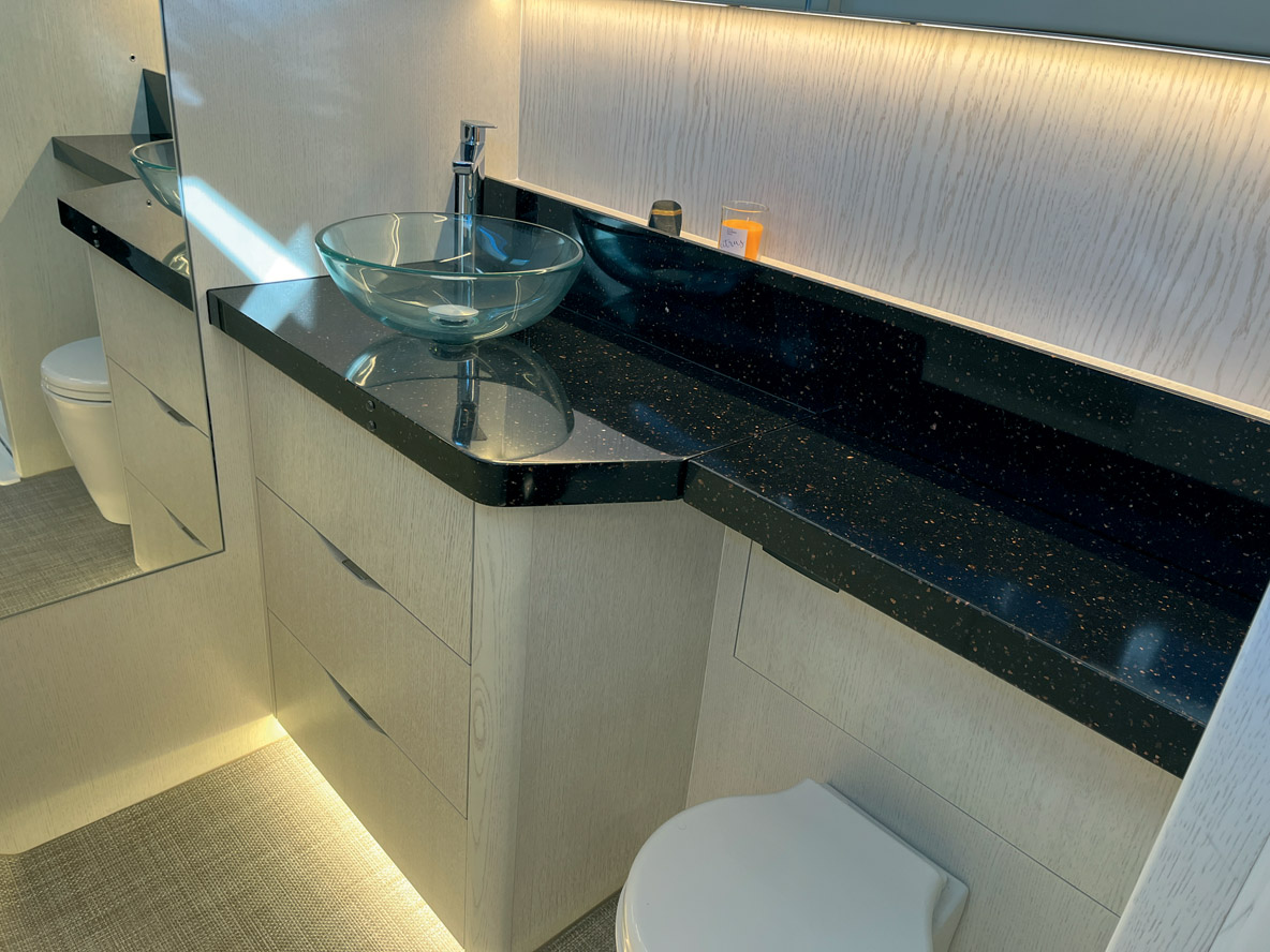 La menuiserie en chêne clair et le plan vasque réalisé en Staron sont  d’excellente facture ; ils témoignent du savoir-faire du chantier polonais.