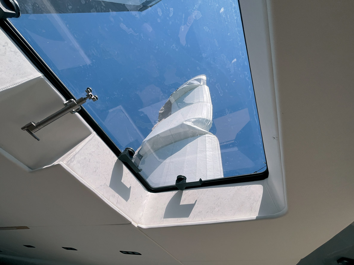 Le gonflage des ailes prend huit minutes ; il est synchronisé avec le déploiement des mâts télescopiques.