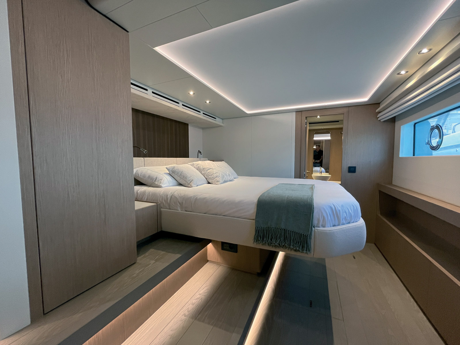 Les cabines VIP latérales ont des lits un peu en hauteur au-dessus de la nacelle. Grâce aux hublots de coques, on bénéficie d’une belle vue mer.