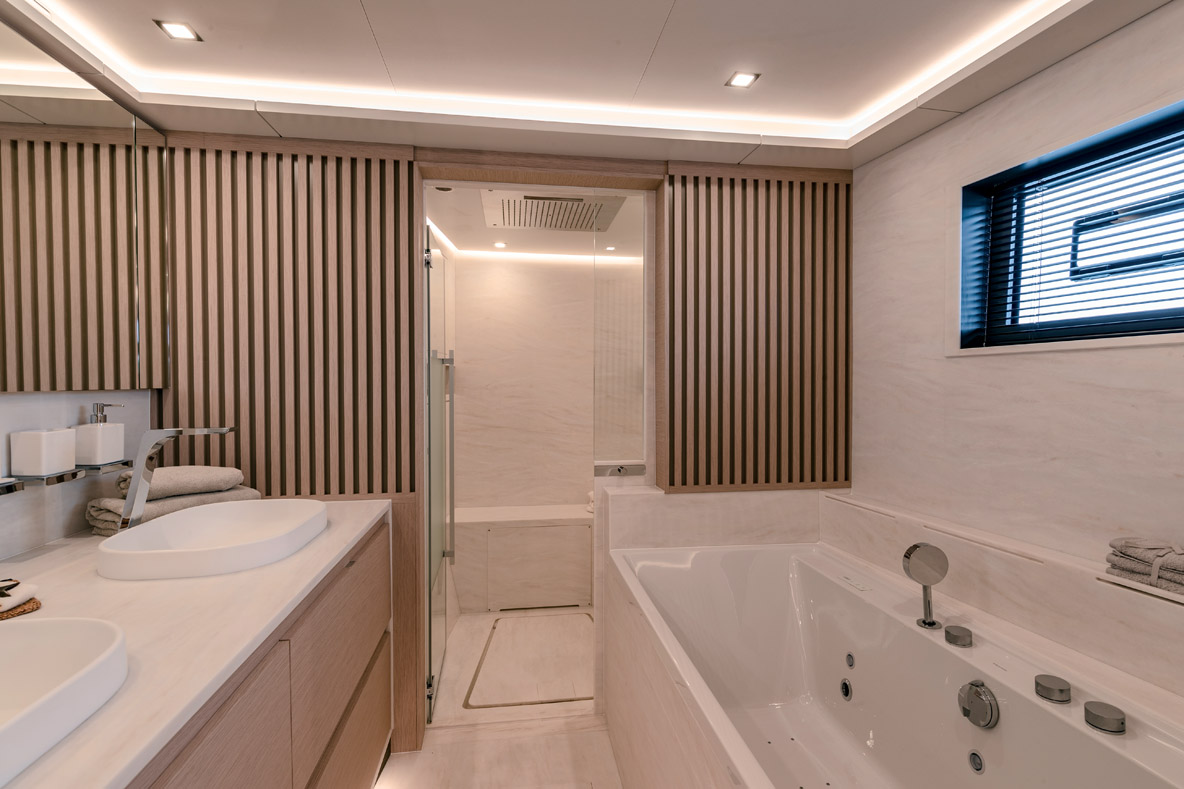 Après un dressing, on découvre une salle de bains pourvue d’une baignoire balnéo – le vrai luxe !