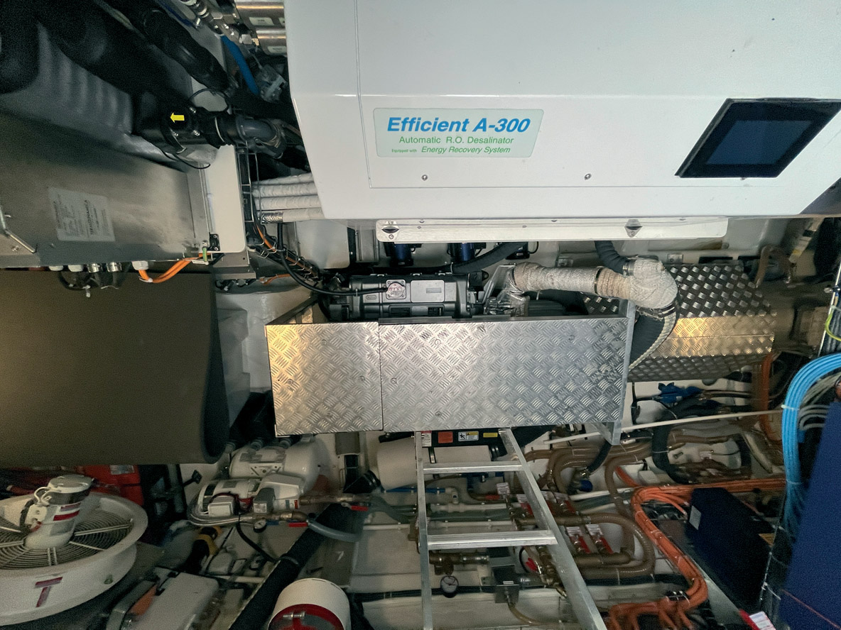 La salle des machines est très profonde. On aperçoit en bas le groupe électrogène Yanmar qui développe 85 kW.