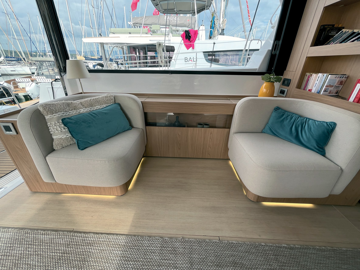 Le coin salon est modulable à souhait. Derrière la bibliothèque, il y a un bar coulissant. La détente des clients est une préoccupation.