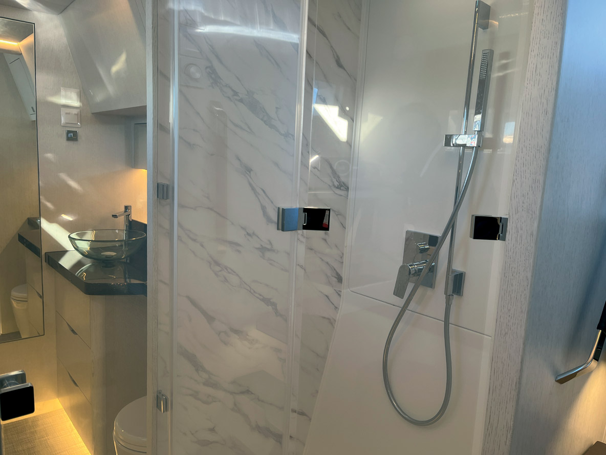 A première vue, cette douche en  coursive ne garantit pas beaucoup  d’intimité… mais, grâce aux vitres qui s’occultent à l’aide d’une  télécommande, tout est arrangé !