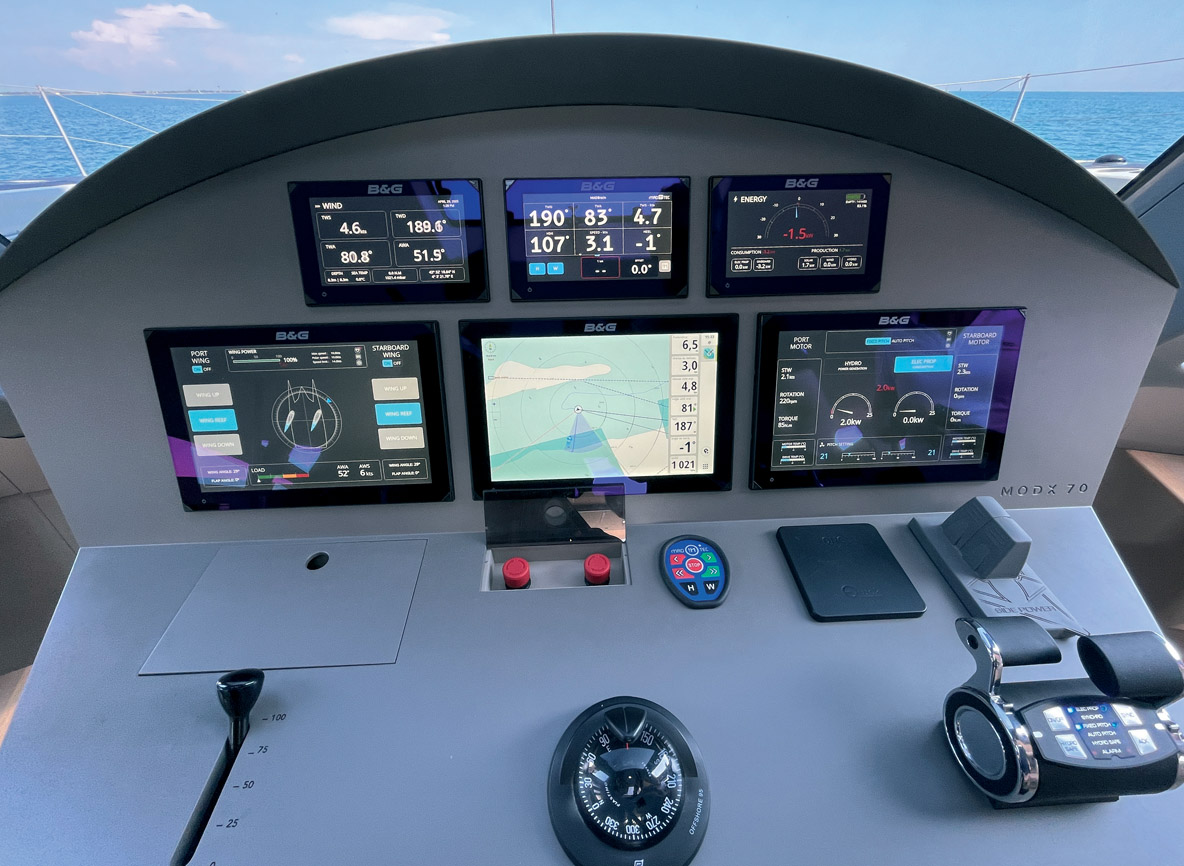 Non, ce n’est pas le cockpit d’un avion, mais ça y  ressemble ! L’ensemble des écrans de contrôle sont  regroupés sur cette console centrale.<br/>C’est ce levier qui permet, telle une manette des gaz, de gérer la puissance des ailes.