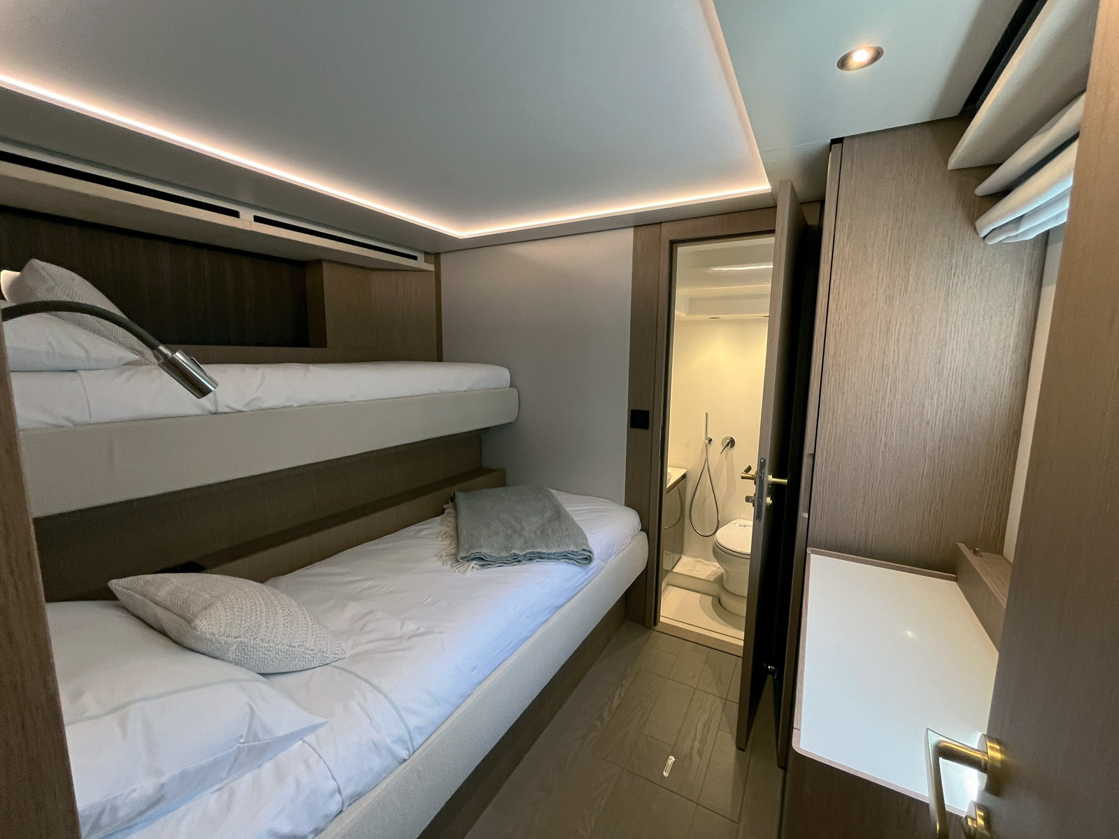 Cette cabine à lit Pullman, contiguë à une des cabines VIP, est très pratique pour les amis célibataires ou les enfants.