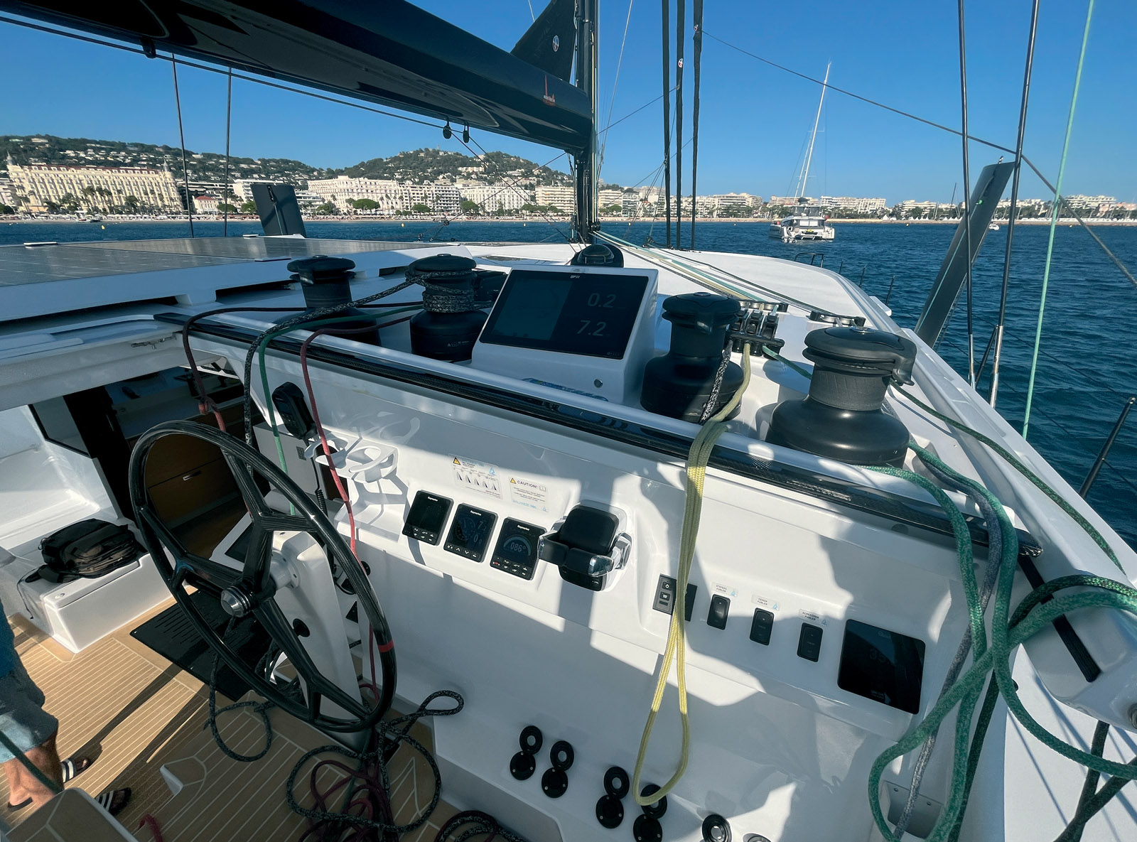 Le poste de barre possède une banquette pour trois  personnes. L’organisation du piano est très bonne avec  des bacs à bouts très profonds.