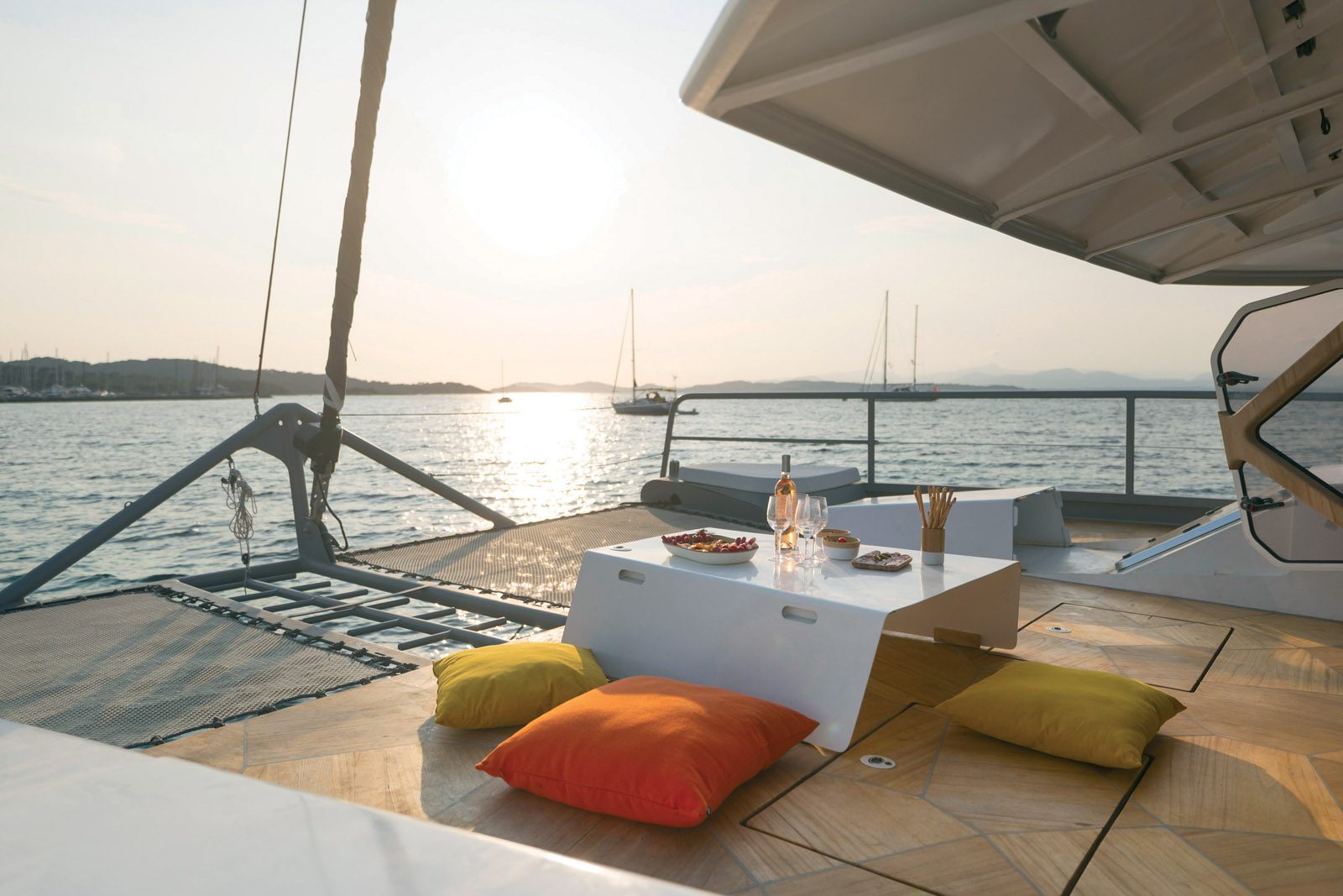 Une échelle de plongeur, au milieu du trampoline avant, est bien utile pour remonter à bord avec les palmes.