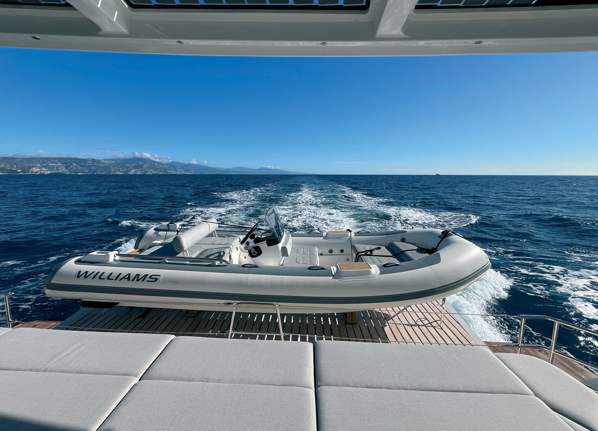 En navigation, la plate-forme supporte une imposante annexe Williams de 5,25 mètres. 