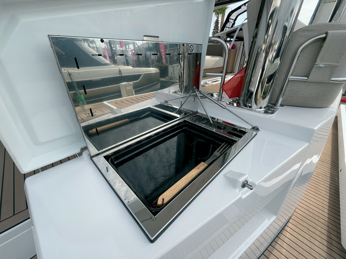 Sous l’un des fauteuils tournés vers la mer se cache une plancha.  Un équipement devenu incontournable sur nos multicoques.