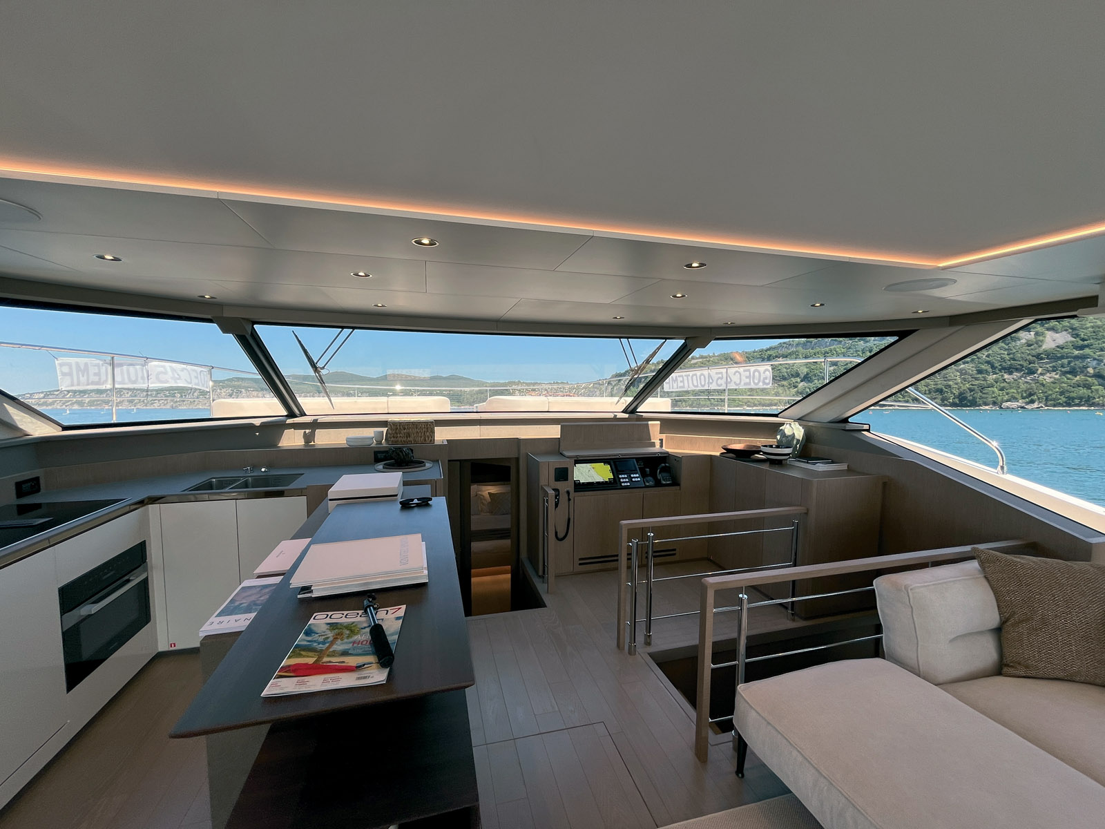 A l’avant du carré, la cuisine est bien disposée dans un angle. En face de son bar, une zone timonerie permet de préparer la prochaine escale…